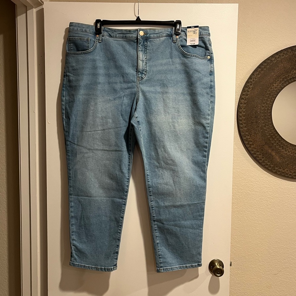 Terra & Sky straight leg jeans in a light wash 24W Petite NWT